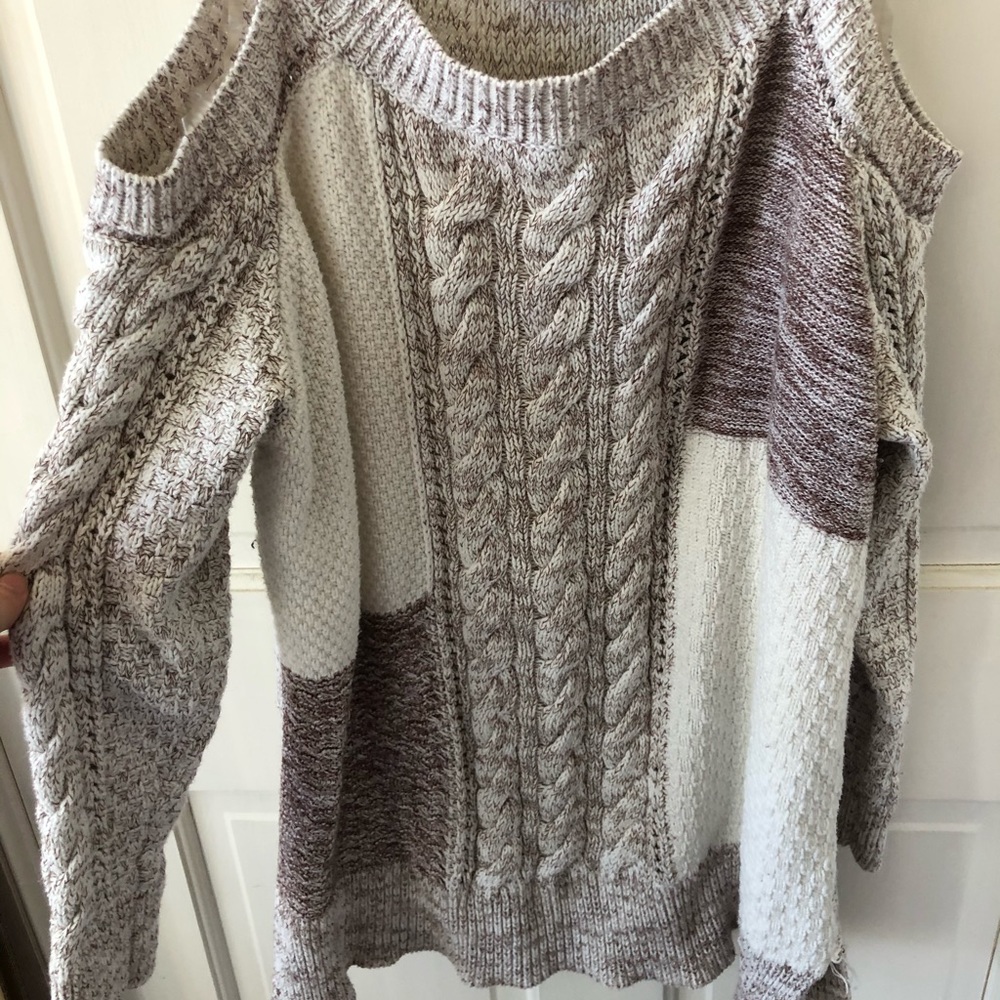 ✨MOVING SALE✨ White and Maroon Cutout Sweater